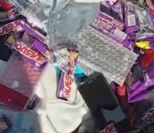 44 móviles sustraídos y escondidos en el interior de chocolatinas en Martorell 44 móviles sustraídos y escondidos en el interior de chocolatinas en Martorell