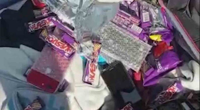 44 móviles sustraídos y escondidos en el interior de chocolatinas en Martorell 44 móviles sustraídos y escondidos en el interior de chocolatinas en Martorell