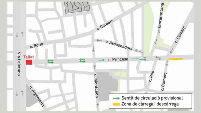 Corte de tráfico en la calle Princesa por obras en las aceras de Via Laietana