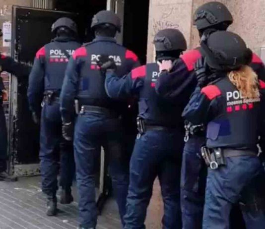 Desmantelado un punto de distribución de drogas en L’Hospitalet de Llobregat Desmantelado un punto de distribución de drogas en L'Hospitalet de Llobregat