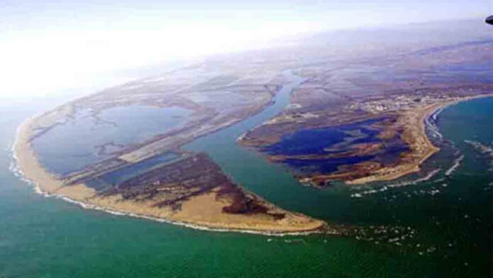 El temporal inunda una tercera parte de los arrozales del delta del Ebro