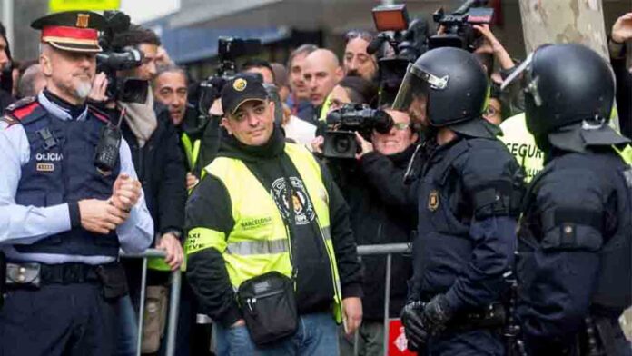 Los taxistas de Barcelona convocan nuevas movilizaciones por la inacción de la Generalitat