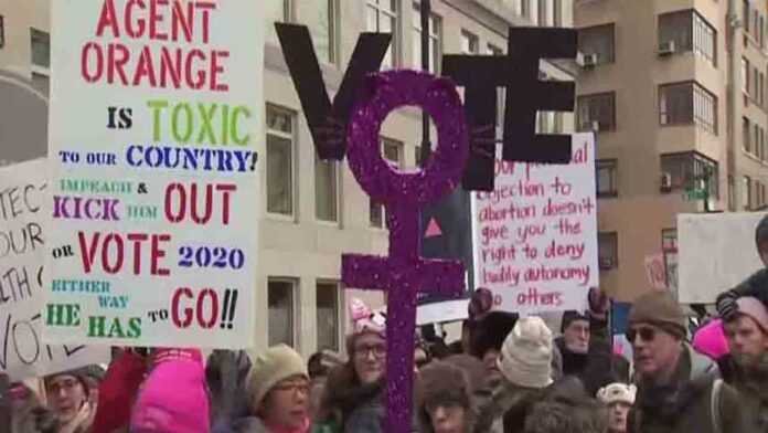 Miles de mujeres marchan contra las actitudes machistas de Trump