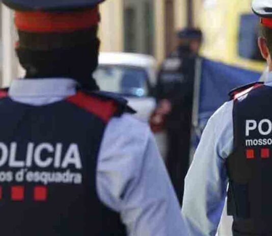 Robo violento y detención ilegal en un domicilio de Segur de Calafell Tres detenidos por extorsionar personas en una web de citas