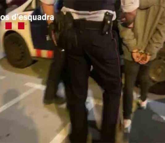 Detenido por agredir a una mujer con un cúter en el Distrito de Nou Barris de Barcelona Dispositivo de los Mossos y la Urbana en Nou Barris para detectar delincuentes