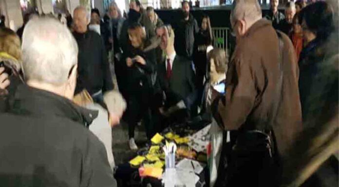 Los Mossos rodean la protesta de CDR contra la visita de Pedro Sánchez Los Mossos rodean la protesta de un CDR contra la visita de Pedro Sánchez