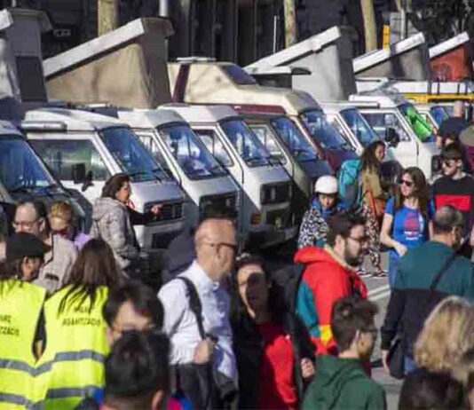 Más de mil vehículos clásicos en el Paseo de Gràcia contra la Zona de Bajas Emisiones Más de mil vehículos clásicos en el Paseo de Gràcia contra la Zona de Bajas Emisiones