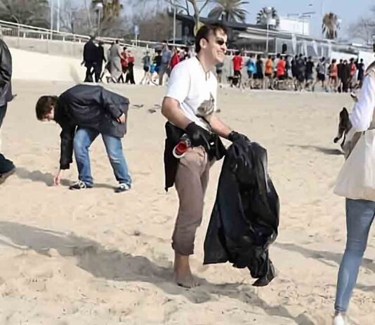 Retirados 150 kilos de residuos plásticos de las playas de Barcelona Retirados 150 kilos de residuos plásticos de las playas de Barcelona