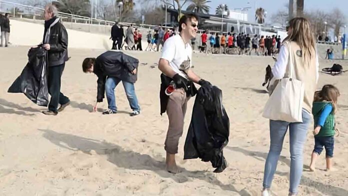 Retirados 150 kilos de residuos plásticos de las playas de Barcelona