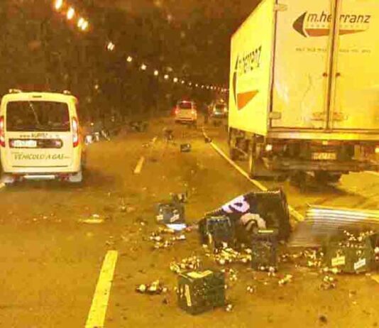 Un camión cargado con botellas de cristal pierde la carga y colapsa la Ronda de Dalt Un camión cargado con botellas de cristal pierde la carga y colapsa la Ronda de Dalt