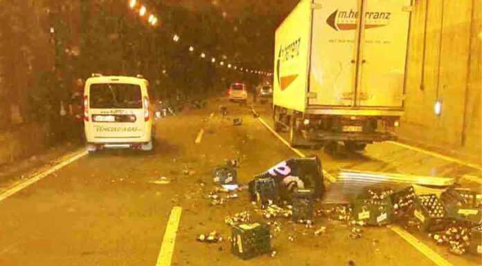 Un camión cargado con botellas de cristal pierde la carga y colapsa la Ronda de Dalt Un camión cargado con botellas de cristal pierde la carga y colapsa la Ronda de Dalt