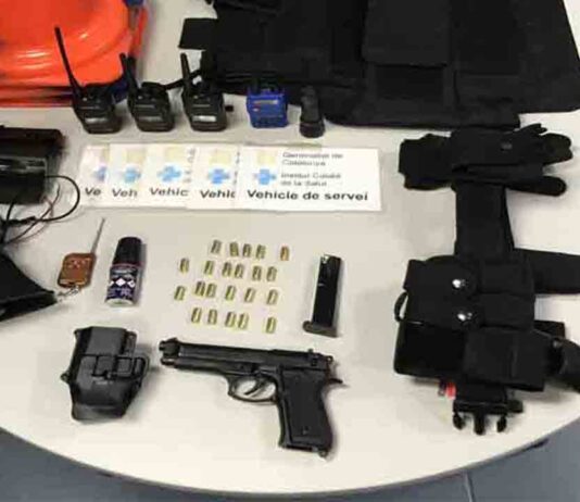 Un hombre de Mataró se hacía pasar por policía y conducía bebido y drogado Un hombre de Mataró se hacía pasar por policía y conducía bebido y drogado