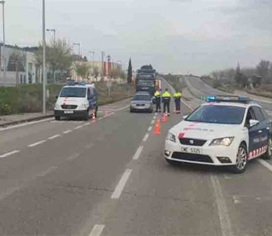 Los Mossos despliegan 200 controles en las carreteras para restringir los desplazamientos Los Mossos despliegan 200 controles en las carreteras para restringir los desplazamientos