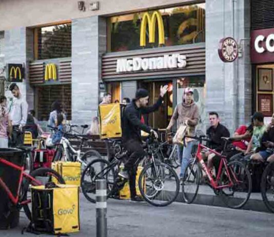 Deliveroo, Uber Eats y Glovo dejan a los repartidores abandonados sin medidas de seguridad Deliveroo, Uber Eats y Glovo dejan a los repartidores abandonados sin medidas de seguridad