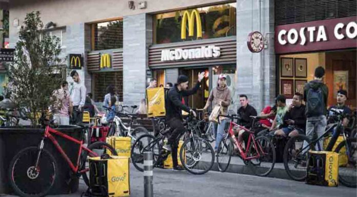 Un juzgado de Barcelona abre diligencias contra el presidente de Glovo Deliveroo, Uber Eats y Glovo dejan a los repartidores abandonados sin medidas de seguridad