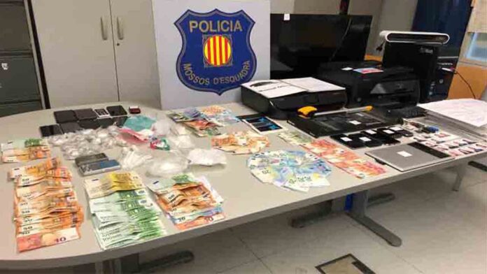 Detenidas ocho personas por tráfico de drogas en el barrio de El Clot
