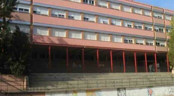 Educación cierra una escuela de Badalona que tiene 17 maestros confinados por coronavirus Educación cierra una escuela de Badalona que tiene 17 maestros confinados por coronavirus