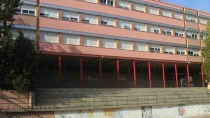 Educación cierra una escuela de Badalona que tiene 17 maestros confinados por coronavirus Educación cierra una escuela de Badalona que tiene 17 maestros confinados por coronavirus