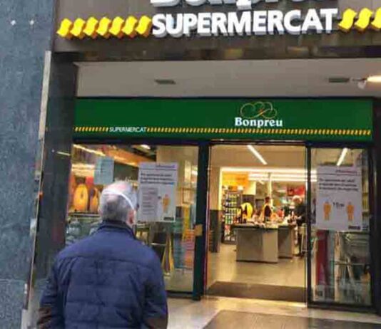 Matan a un hombre en la puerta de un supermercado de la calle Sardenya Matan a un hombre en la puerta de un supermercado de la calle Sardenya