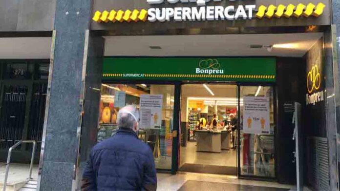 Matan a un hombre en la puerta de un supermercado de la calle Sardenya