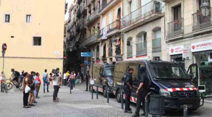 Cinco traficantes de drogas detenidos en un piso de El Raval de Barcelona Cinco traficantes de drogas detenidos en un piso de El Raval de Barcelona