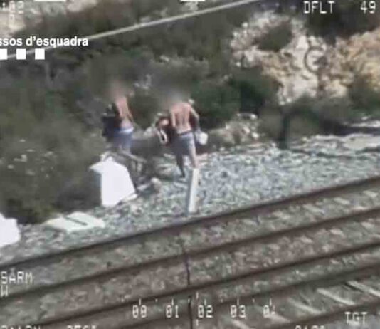 Denunciadas tres personas por saltarse el confinamiento en la playa de Sitges Denunciadas tres personas por saltarse el confinamiento en la playa de Sitges