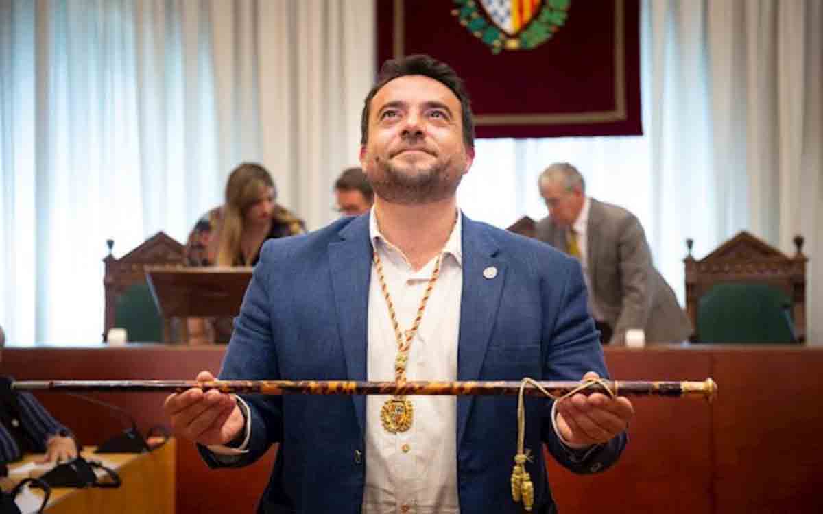 La detención del alcalde de Badalona, entre agresiones e insultos
