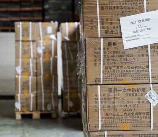 Llega a Barcelona material para proteger al personal de los servicios esenciales Llega a Barcelona material para proteger al personal de los servicios esenciales