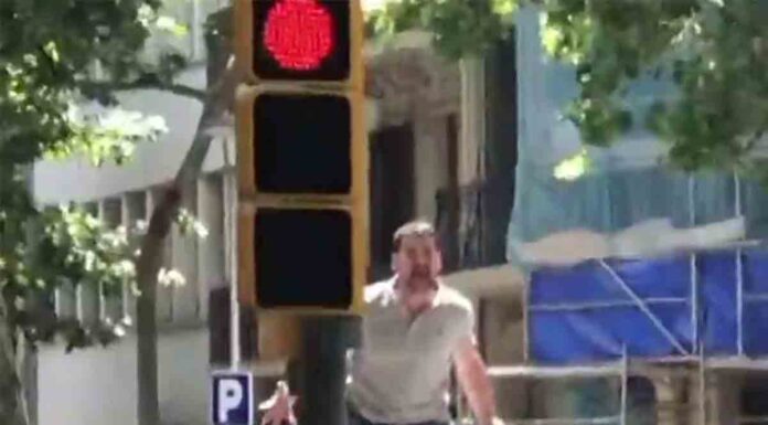 Ada Colau llevará ante la fiscalía los insultos homófobos de los manifestantes de Vox Ada Colau llevará ante la fiscalía los insultos homófobos de los manifestantes de Vox