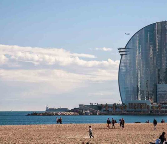 Barcelona pasa hoy a la Fase 1, abren playas y chiringuitos Barcelona pasa hoy a la Fase 1, abren playas y chiringuitos