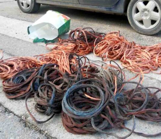 Detenidos dos hombres y una mujer por robar cable en el Berguedà Detenidos dos hombres y una mujer por robar cable en el Berguedà