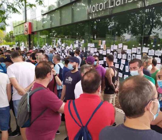 Los trabajadores de Nissan extienden sus protestas a los concesionarios Los trabajadores de Nissan continúan con las protestas la calle