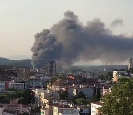 Incendio en una planta de residuos de Sarrià de Ter: 40 vecinos desalojados Incendio en una planta de residuos de Sarrià de Ter: 40 vecinos desalojados
