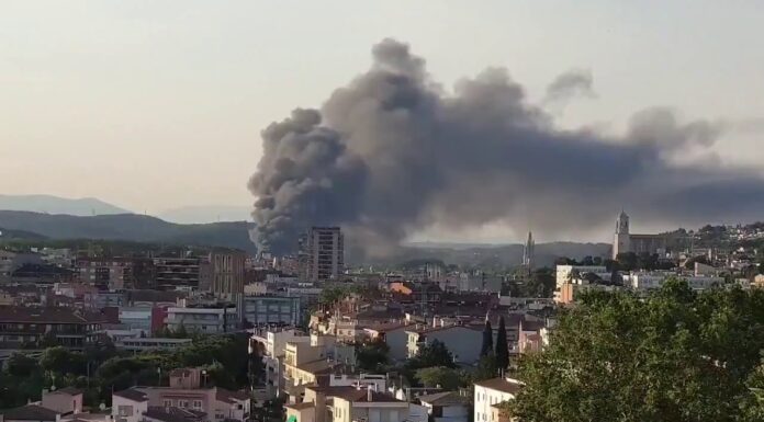 Incendio en una planta de residuos de Sarrià de Ter: 40 vecinos desalojados Incendio en una planta de residuos de Sarrià de Ter: 40 vecinos desalojados