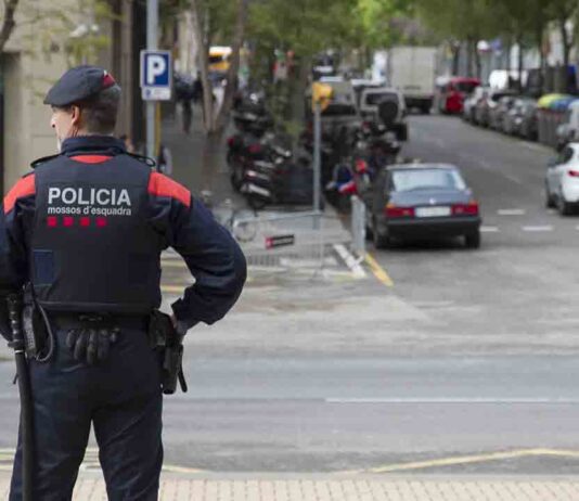 Desmantelado en Poble Sec un local ocupado que se usaba para traficar con drogas Desmantelado en Poble Sec un local ocupado durante el confinamiento que se usaba para traficar con drogas