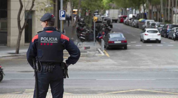 Desmantelado en Poble Sec un local ocupado que se usaba para traficar con drogas Desmantelado en Poble Sec un local ocupado durante el confinamiento que se usaba para traficar con drogas