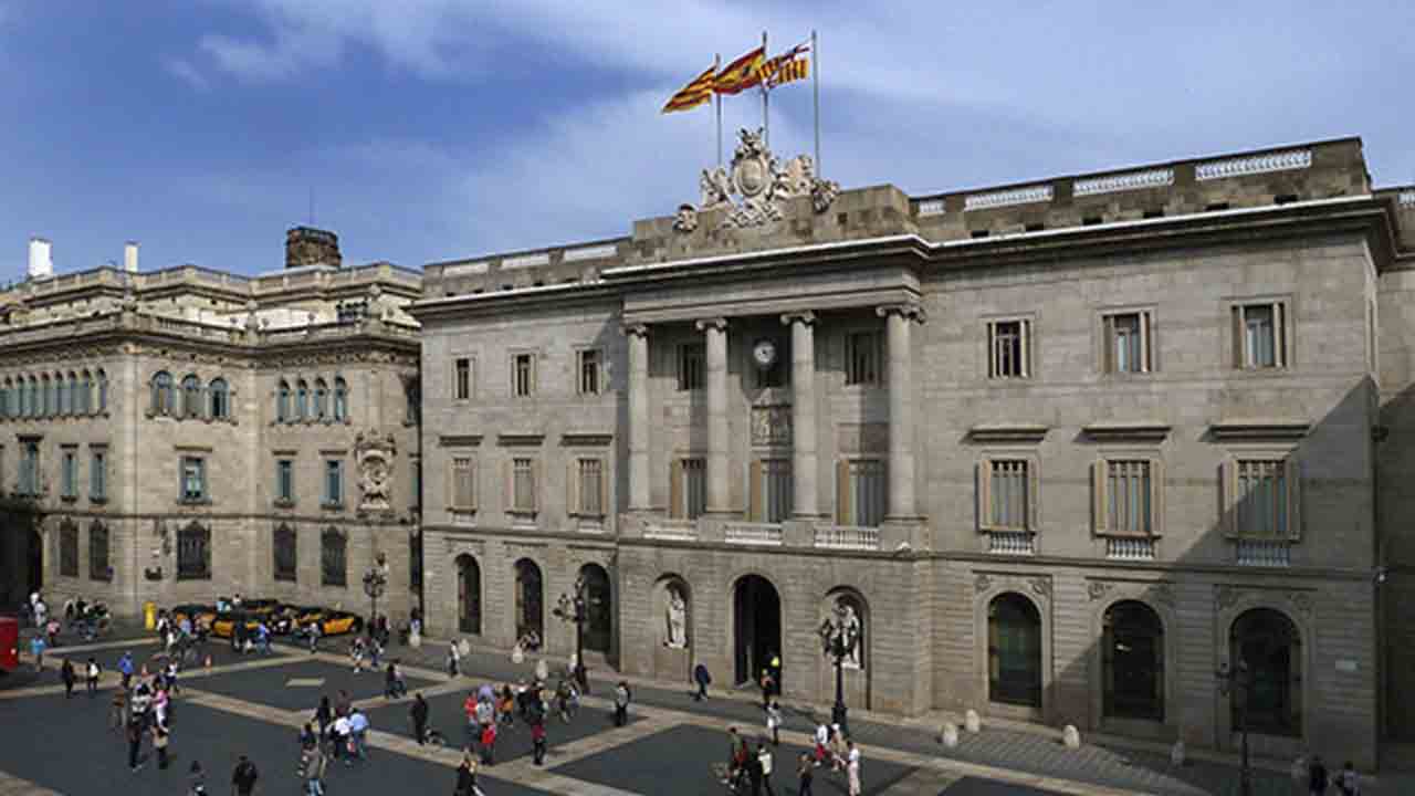 El Ayuntamiento de Barcelona es la institución más valorada