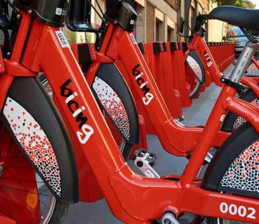 Comienza la huelga indefinida de los trabajadores de Bicing El Bicing de Barcelona aumenta el número de abonados