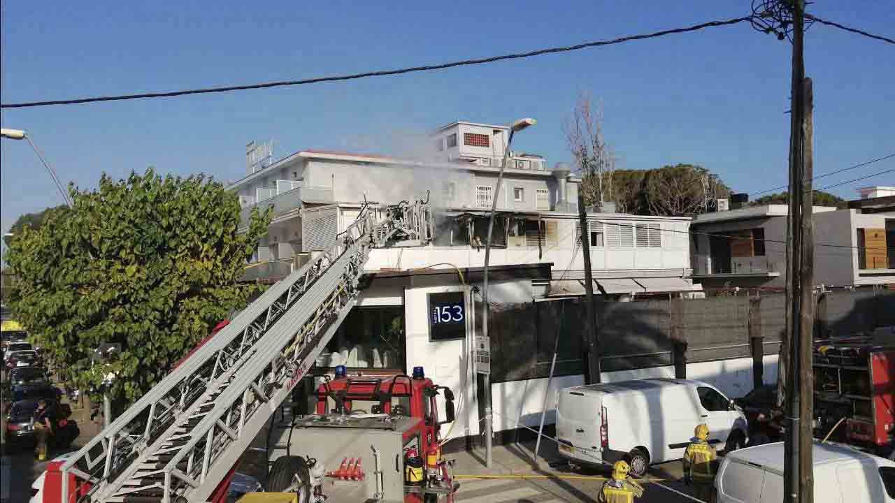 Evacuación de un hotel de Castelldefels por un incendio