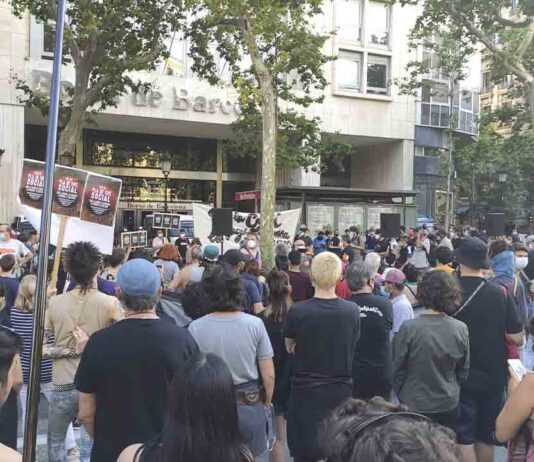 Protesta frente a la Bolsa de Barcelona para exigir un plan de choque social Protesta frente a la Bolsa de Barcelona para exigir un plan de choque social