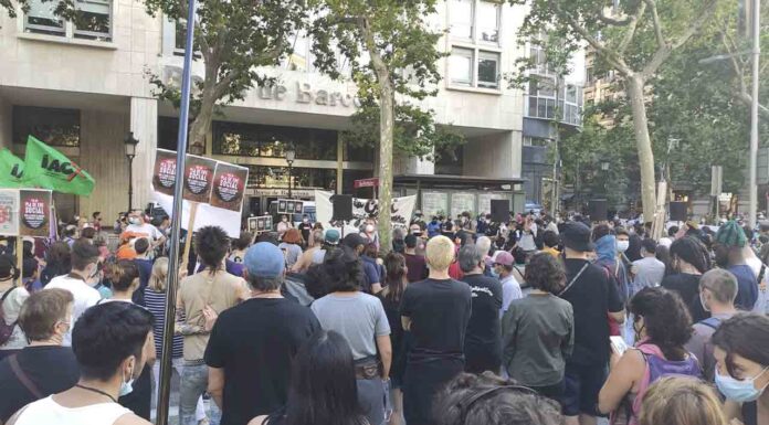 Protesta frente a la Bolsa de Barcelona para exigir un plan de choque social Protesta frente a la Bolsa de Barcelona para exigir un plan de choque social
