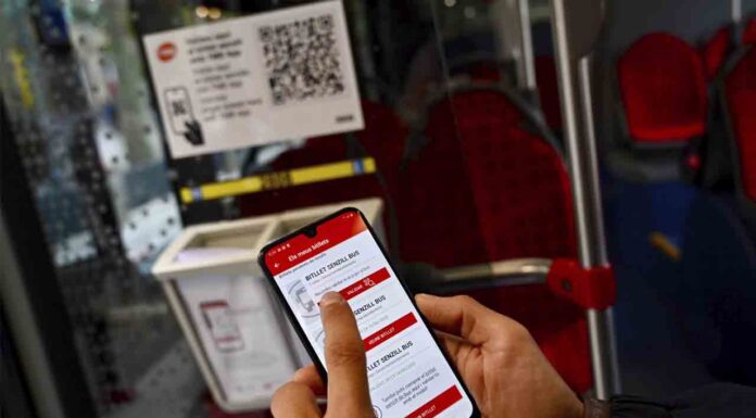 TMB implanta el billete de autobús a través del móvil con un código QR TMB implanta el billete de autobús sencillo a través del móvil con un código QR