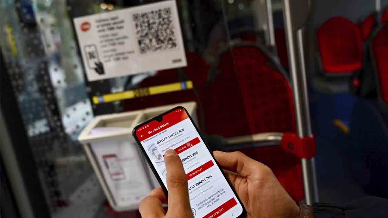 TMB implanta el billete de autobús sencillo a través del móvil con un código QR