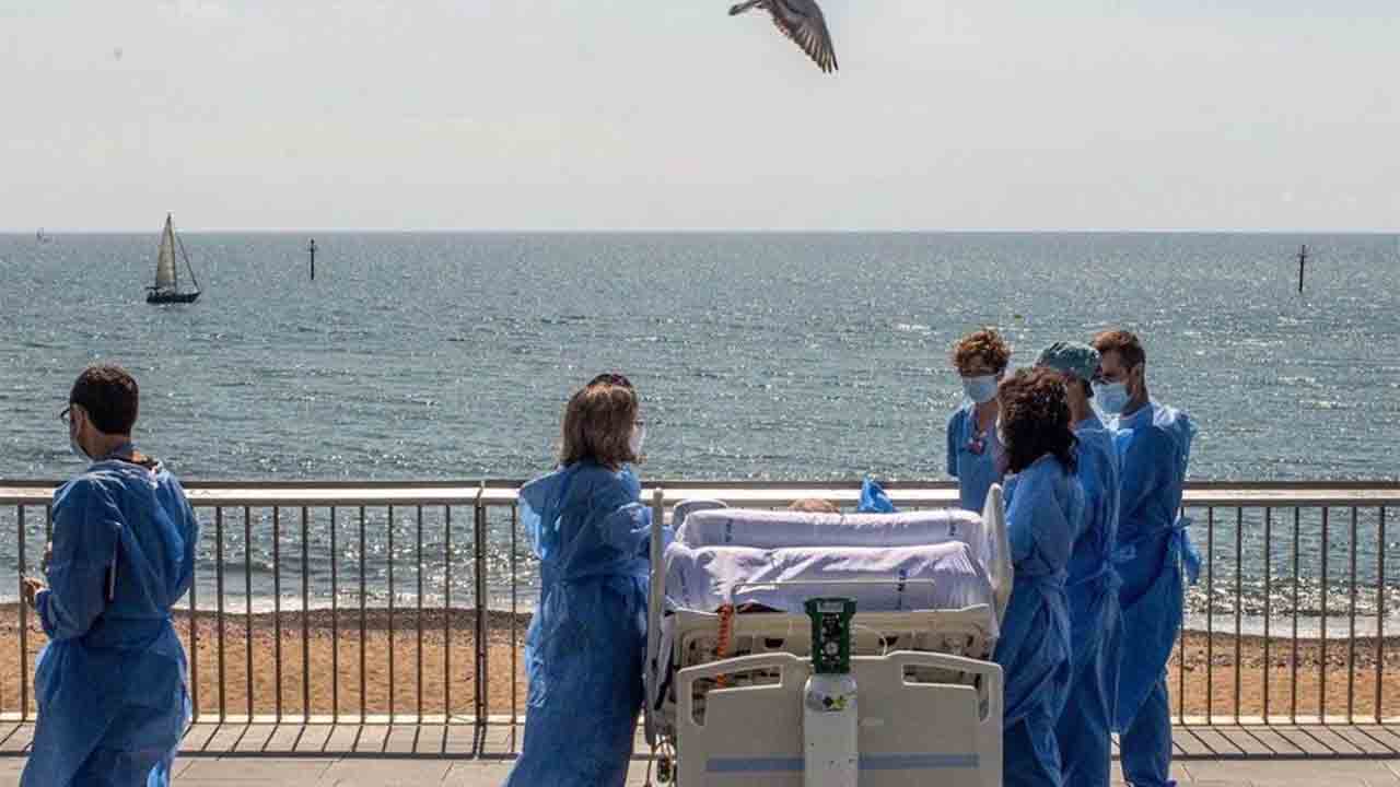 Un paciente recuperado de coronavirus vuelve a ver el mar después de 45 días en la UCI