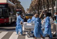 Los sanitarios del Hospital del Mar sacan a un paciente a ver la playa Un paciente recuperado de coronavirus vuelve a ver el mar después de 45 días en la UCI