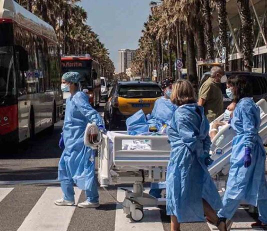 Los sanitarios del Hospital del Mar sacan a un paciente a ver la playa Un paciente recuperado de coronavirus vuelve a ver el mar después de 45 días en la UCI