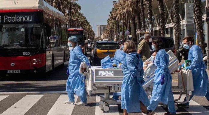 Los sanitarios del Hospital del Mar sacan a un paciente a ver la playa Un paciente recuperado de coronavirus vuelve a ver el mar después de 45 días en la UCI