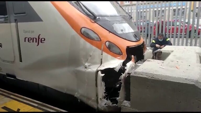 Al menos 15 heridos en un accidente de tren en el final de barrera en Mataró