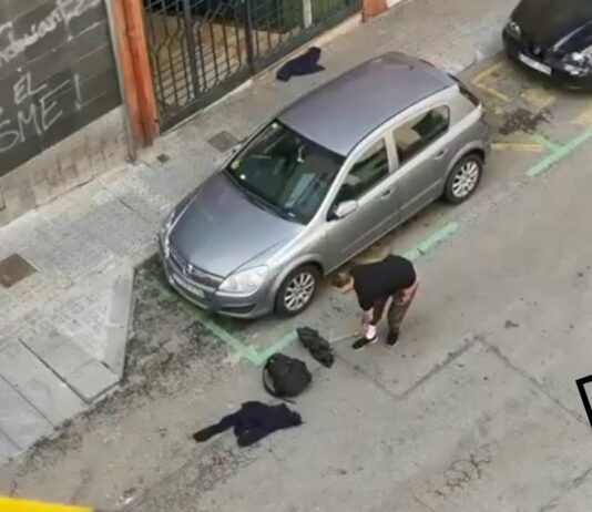 Un hombre ataca a otro con un cuchillo en la cola de un comedor social en Poble Sec Un hombre ataca a otro con un cuchillo en la cola de un comedor social en Poble Sec