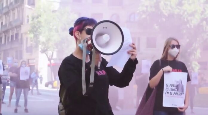Arran corta la vía Laietana en una protesta contra Fomento del Trabajo Arran corta la vía Laietana en una protesta contra Fomento del Trabajo